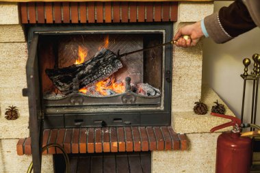 Stok şömine. Şömine günlüklerinde üzerinde pirinç poker döner