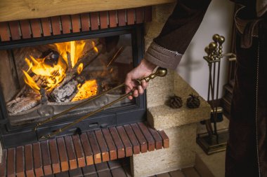 Şömine stoke. Pirinç şömine el adam maşa