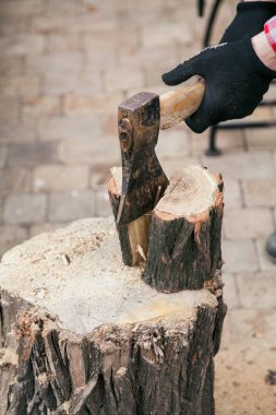 Eldivenli elleri günlükleri bir balta ile doğrama