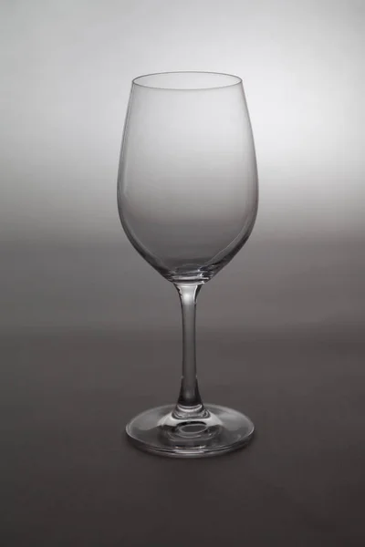 Verre verre de vin se tient sur fond gris — Photo