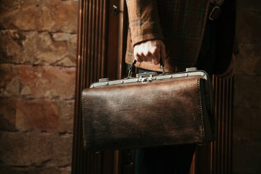 adam çanta ile ve ceket içinde ev