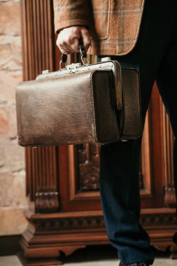 adam çanta ile ve ceket içinde ev