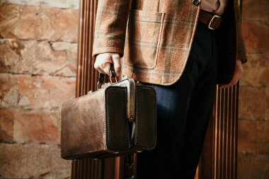 adam çanta ile ve ceket içinde ev