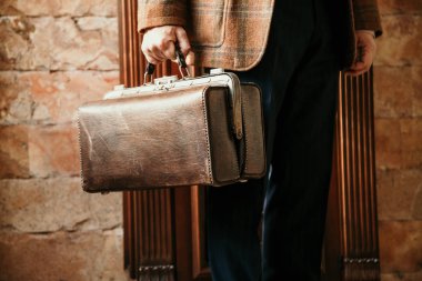 adam çanta ile ve ceket içinde ev