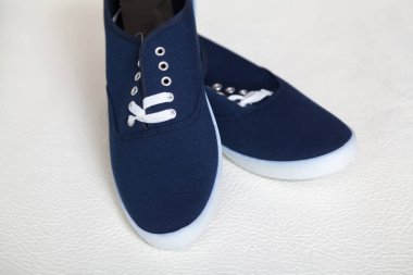 Çift mavi spor ayakkabı beyaz bir arka plan üzerinde duran