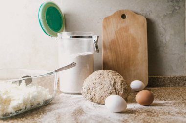 Mutfak natürmort. Masa üzerinde hamur, un ve yumurta vardır