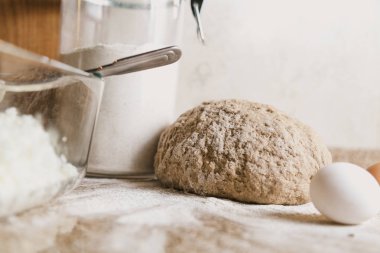 Mutfak natürmort. Masa üzerinde hamur, un ve yumurta vardır