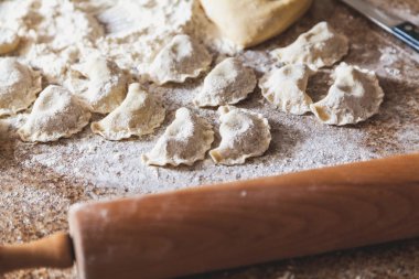 birkaç çiğ köfte yalan üzerine tablo oluşturulan