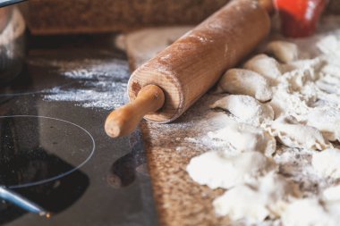 birkaç çiğ köfte yalan üzerine tablo oluşturulan