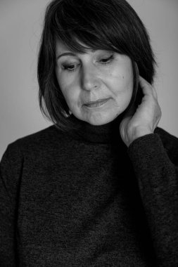 Garip ruh hali. Yakın çekim tek renkli portre yaşlı kadın düşünceli bakmak