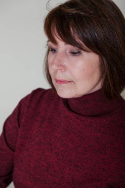 Garip ruh hali. Yakın çekim portre yaşlı kadın düşünceli bakışla