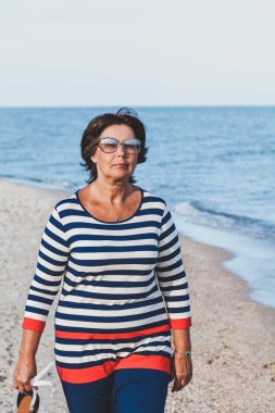 Çok yaşlı kadın tatil, deniz