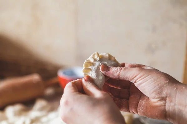 Hands of  woman make  dumpling — Stock Photo, Image