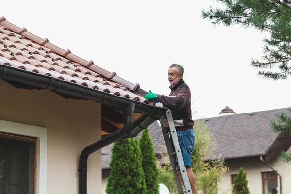 Homem reparos telha telhado da casa moderna — Fotografia de Stock