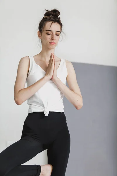 Junges schlankes Mädchen beim Yoga — Stockfoto