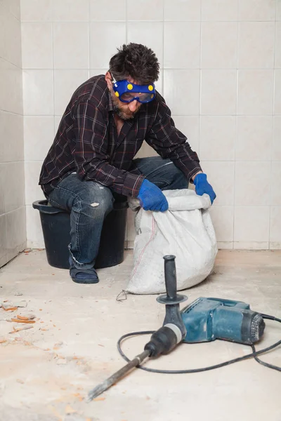 Empleado levanta bolsa de basura — Foto de Stock