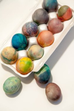 Grup Paskalya yumurta beyaz kap içinde boyalı