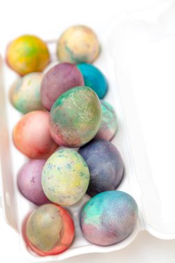 Paskalya yumurta boyalı plastik kap içinde katlanmış