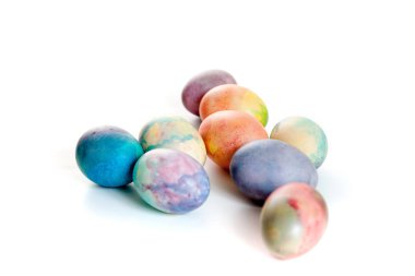 Grup Paskalya yumurta beyaz zemin üzerine boyalı