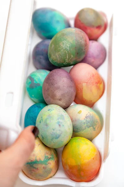 Пасхальные раскрашенные яйца, сложенные в пластиковый контейнер — стоковое фото