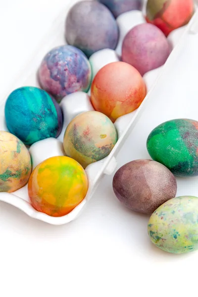 Groupe d'œufs peints de Pâques en conteneur blanc — Photo