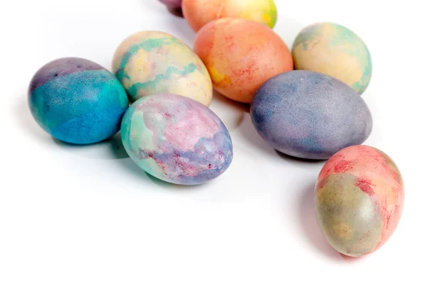 Gruppo di uova dipinte di Pasqua su sfondo bianco — Foto Stock