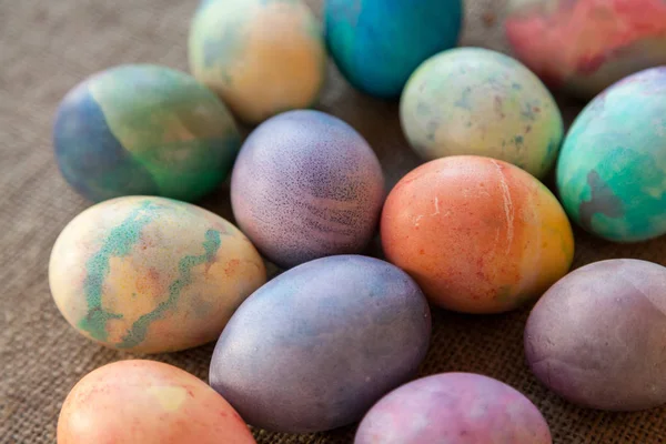 Grupo de huevos pintados de Pascua en la arpillera — Foto de Stock