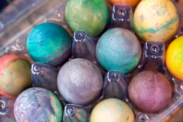 Groupe d'oeufs de couleur de Pâques dans un récipient en plastique — Photo