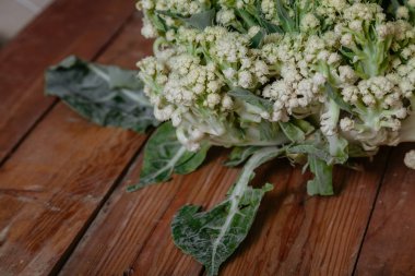 Karnabahar planlı tahtalar üzerinde yatıyor