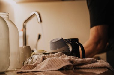 Yıkanmış çay bardağı lavabo önünde duruyor