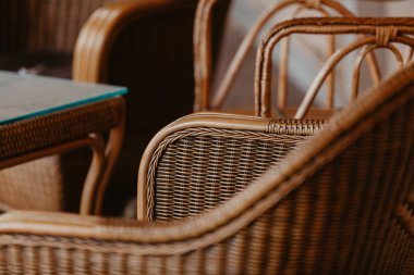 Hasır sandalye sonbahar verandada