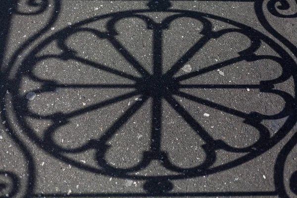 Sombra de diseño redondo sobre asfalto — Foto de Stock