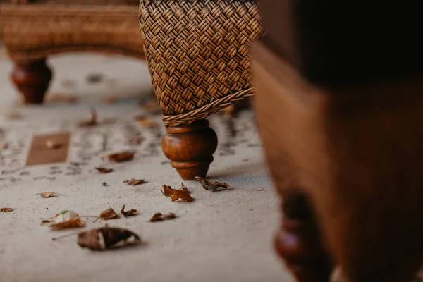 Poot van rieten meubels is op tapijt — Stockfoto