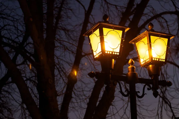 Antieke straat lamp schijnt geel — Stockfoto