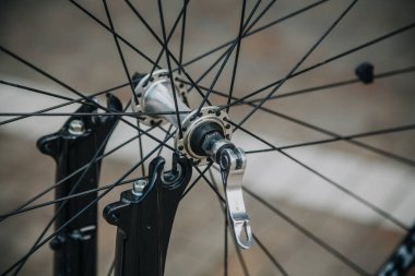 Bisiklet tekerleğinin sökülmesi