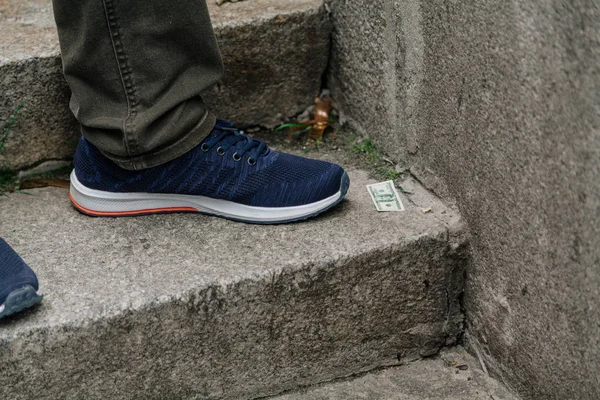 Gamba in sneaker blu stand sul gradino — Foto Stock
