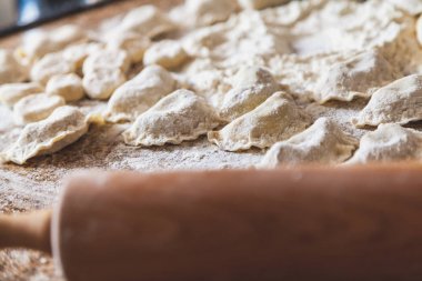 birkaç çiğ köfte yalan üzerine tablo oluşturulan