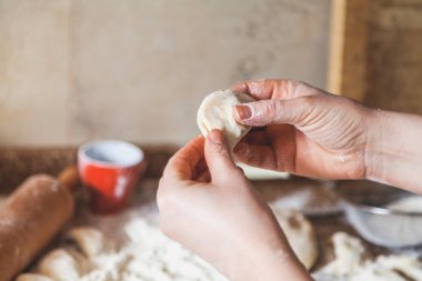 kadının el hamur tatlısı granit masa üzerinde yapacaklar.