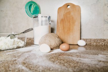 Mutfak natürmort. Masa üzerinde hamur, un ve yumurta vardır