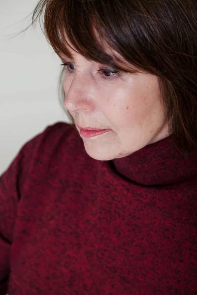 Garip ruh hali. Yakın çekim portre yaşlı kadın düşünceli bakışla