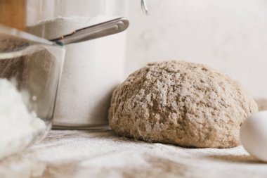 Mutfak natürmort. Masa üzerinde hamur, un ve yumurta vardır