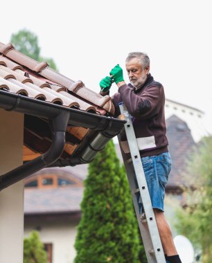Adam onarım ev döşeli çatısı yakın çekim