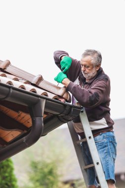 Adam onarım ev döşeli çatısı yakın çekim