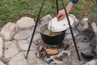 el ateş üzerinde su ısıtıcısı kapağı kaldırır