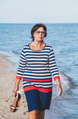 Çok yaşlı kadın tatil, deniz