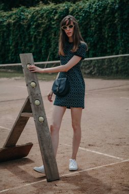 Tenis kortu şık genç uzun boylu kız