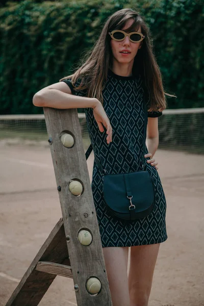 Stylish young tall girl on  tennis court — Stock Photo, Image