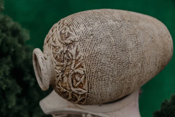 Ânfora de cerâmica deitada ao seu lado — Fotografia de Stock