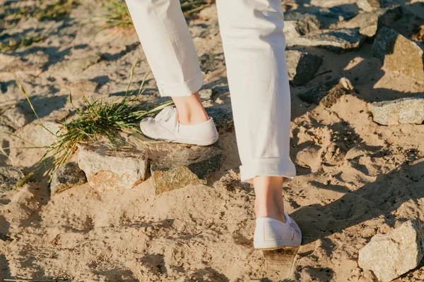 穿白鞋的妇女的腿走在沙上 — 图库照片