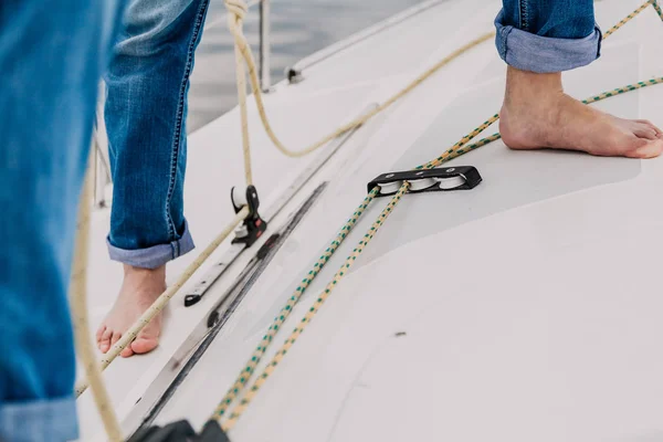Nagie stopy stoją na pokładzie jachtu — Zdjęcie stockowe